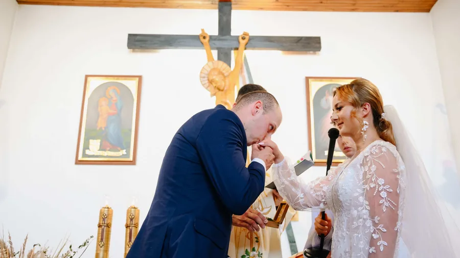 Ceremonia ślubna – ujęcie z pierwszej kamery, pocałunek dłoni