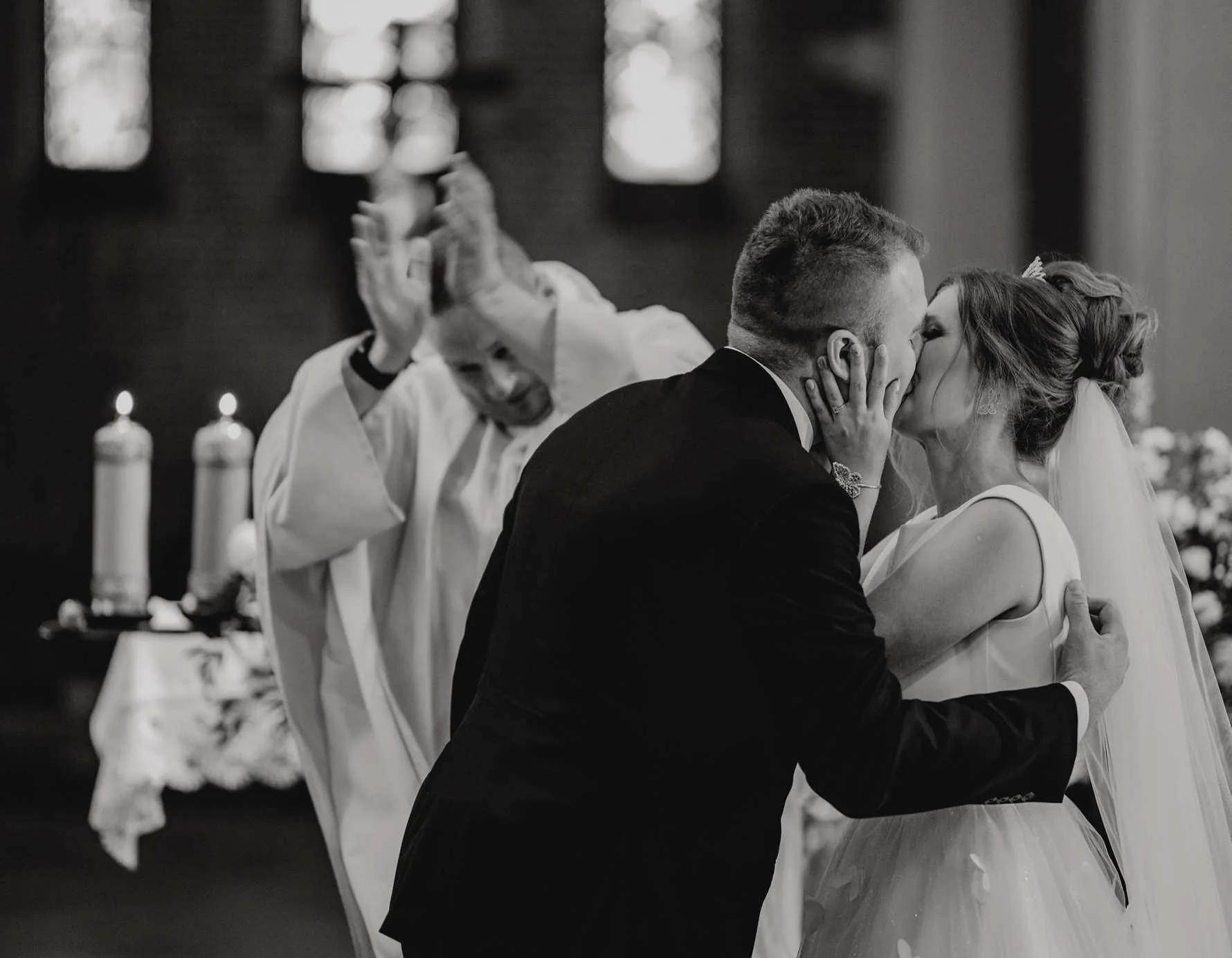 Fotografia i film ślubny – pocałunek Pary Młodej po ceremonii, fotograf i kamerzysta
