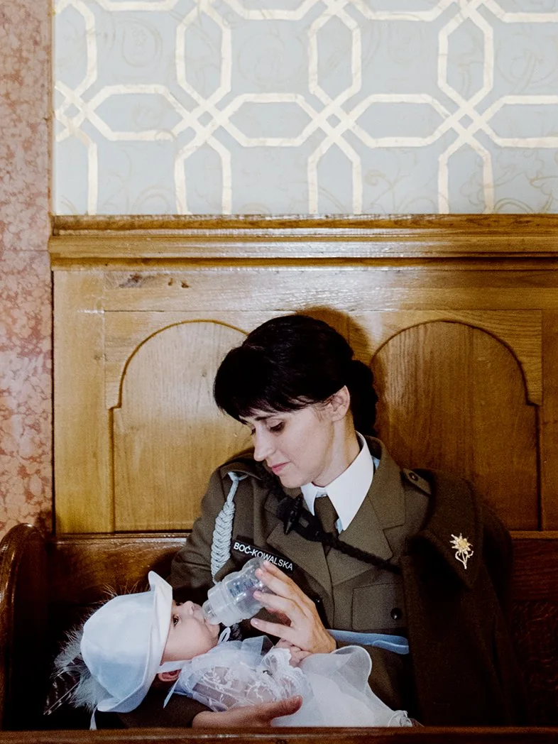 Chrzest Święty – mama z dzieckiem w kościele, fotograf na chrzest