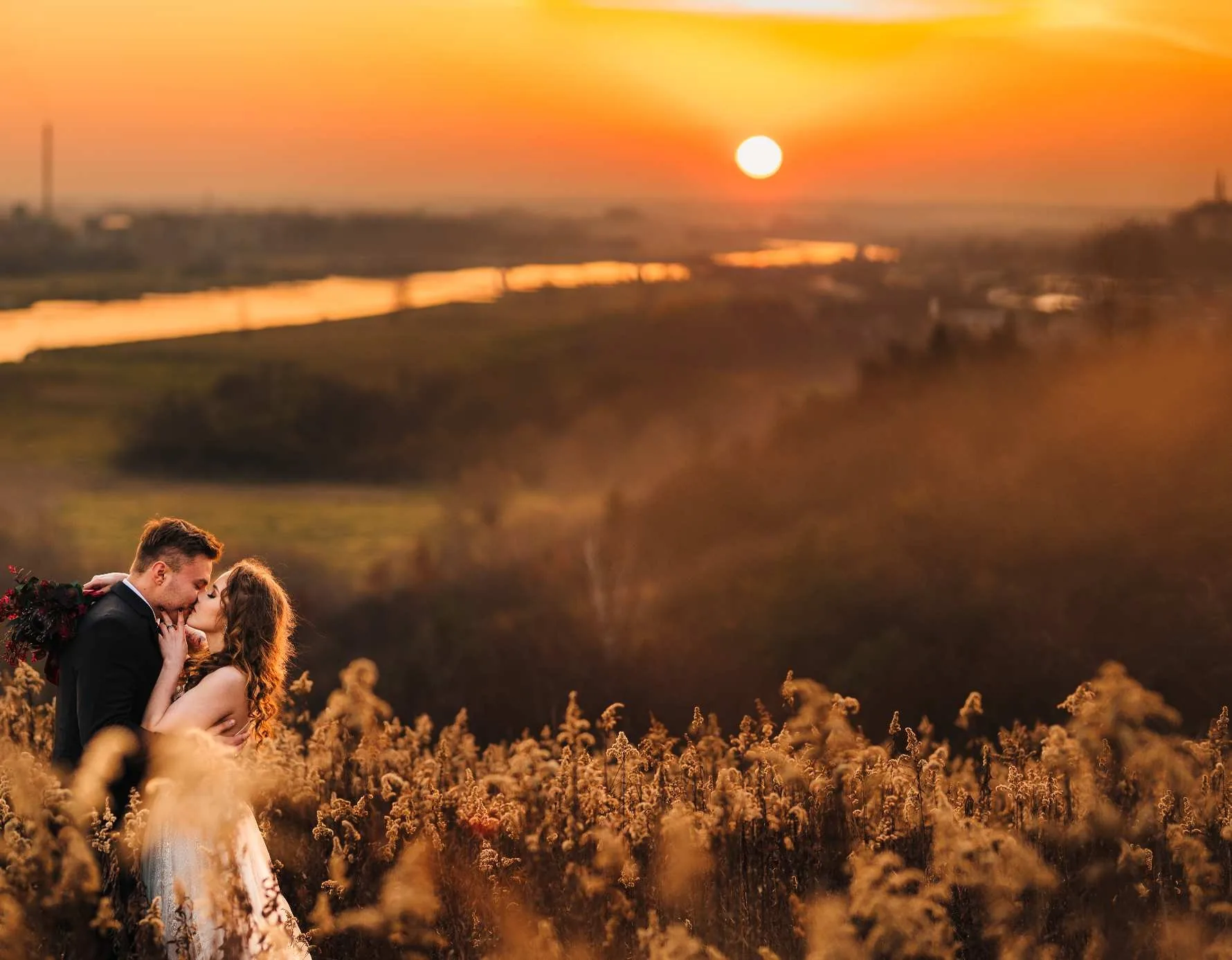 Fotografia ślubna – Para Młoda o zachodzie słońca, sesja ślubna w plenerze, fotograf ślubny Sandomierz