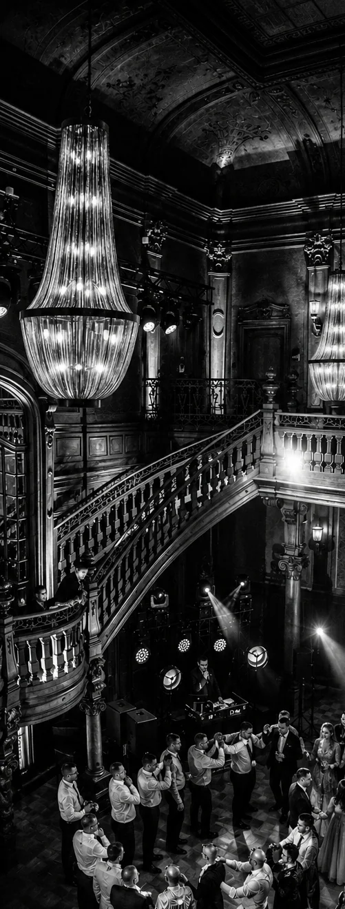 Film ślubny – sala weselna z żyrandolem, kadr filmowy czarno-biały