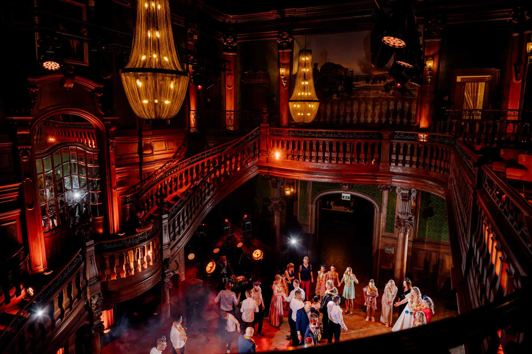 Wesele – sala weselna z żyrandolami, fotograf na wesele